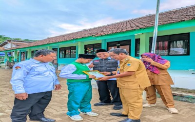 PENYERAHAN PIAGAM MTQ JUARA TERBAIK SATU TINGKAT KABUPATEN